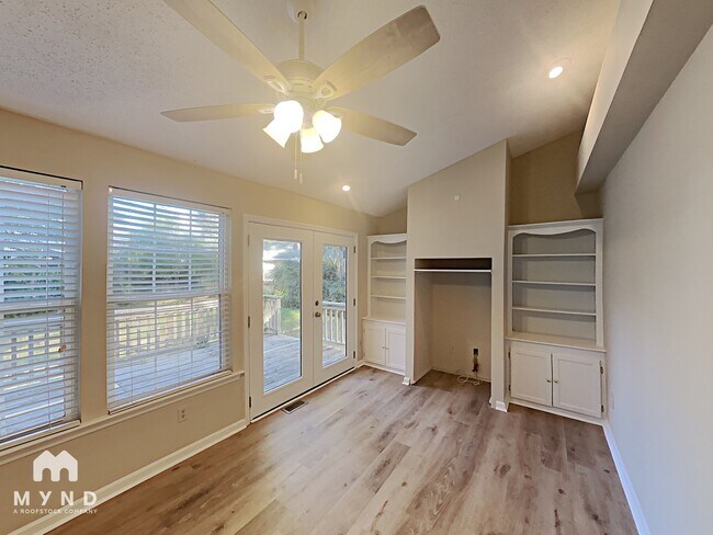 Photo - 4521 Aviemore Crescent