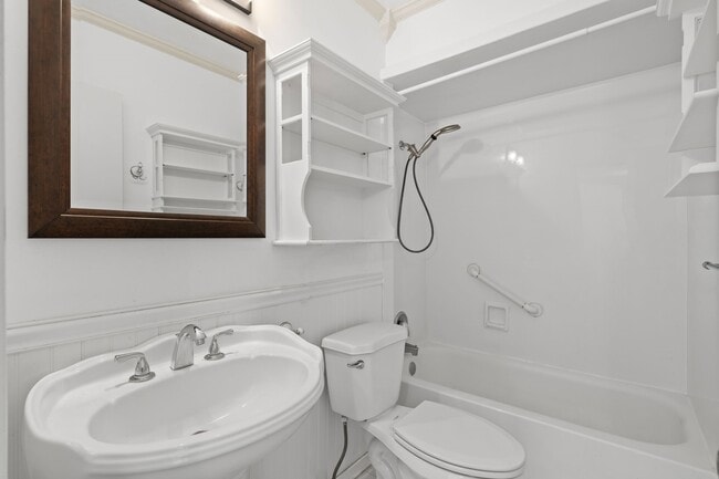 Building Photo - 2601 Bellefontaine Unit B105