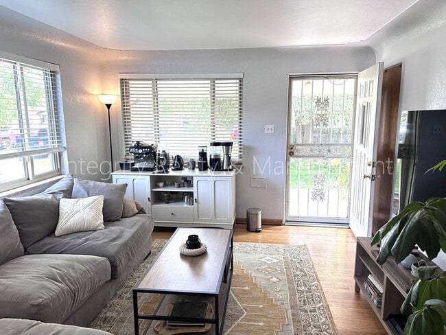 Photo - 2047 Meade St