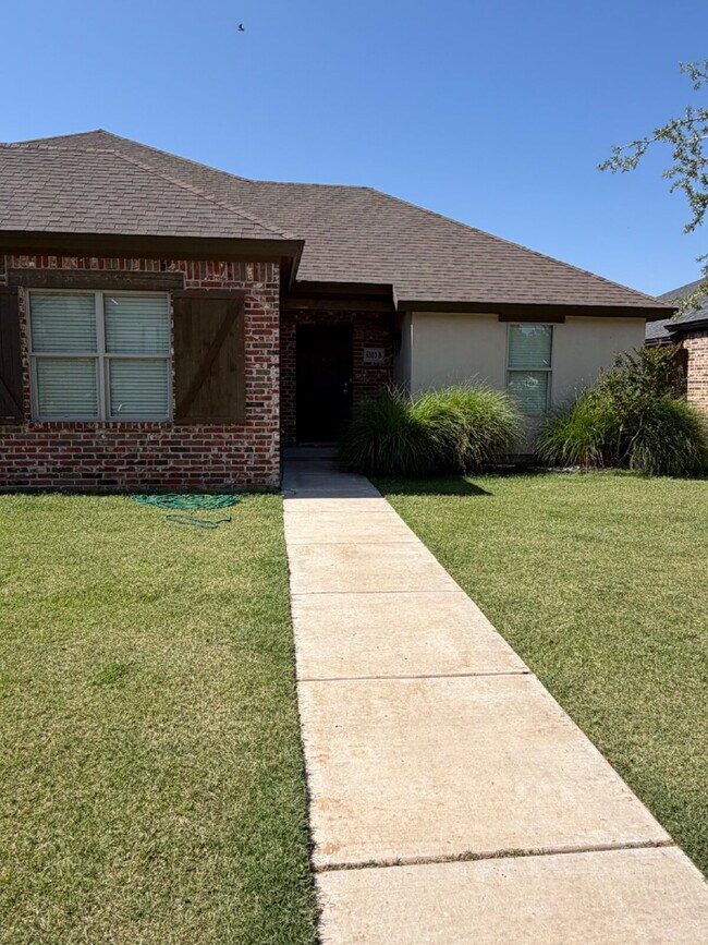Photo - Spacious 3/2/2 Unit B