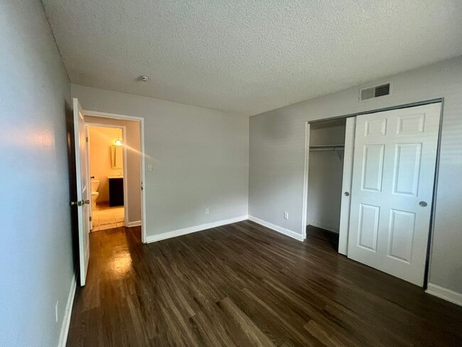 Photo - Spacious 2 Bed 1.5 Bath Condo in Hamden South Unidad D4-105