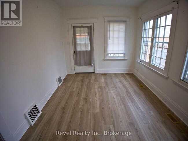 Photo - 511 King St Unité B