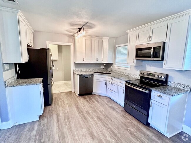 Building Photo - Beautiful Newly Updated Home In Denham Spr...