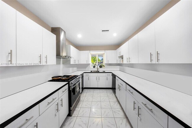 Photo - 490 W 33rd Pl