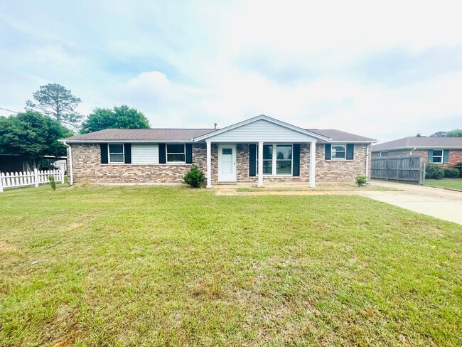 ** 4 Bed 2 Bath Located in Prattville ** C... - ** 4 Bed 2 Bath Located in Prattville ** C... House