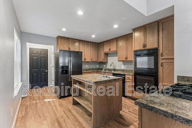 Photo - 1057 Meandering Way