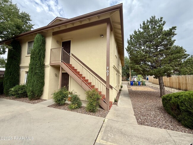 Building Photo - 707 Lincoln Ave Unit D