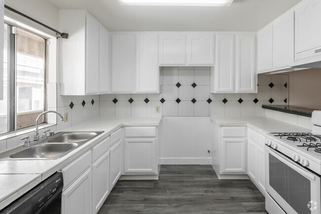 2BR, 2BA - 900SF - Kitchen