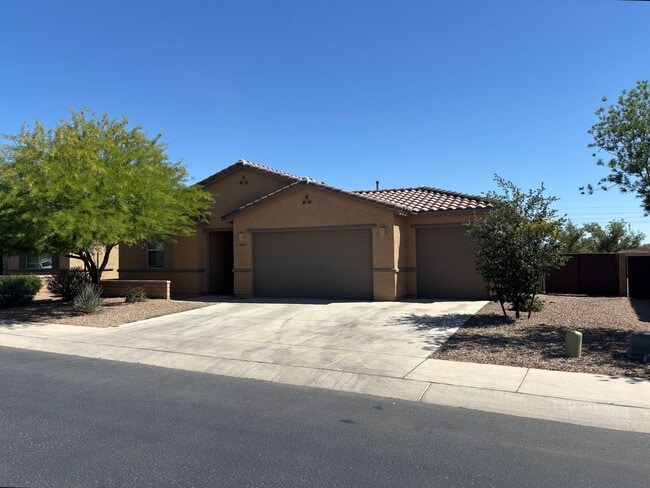 4 Bedroom Home with 3-Car Garage in Gladde... - 4 Bedroom Home with 3-Car Garage in Gladde...