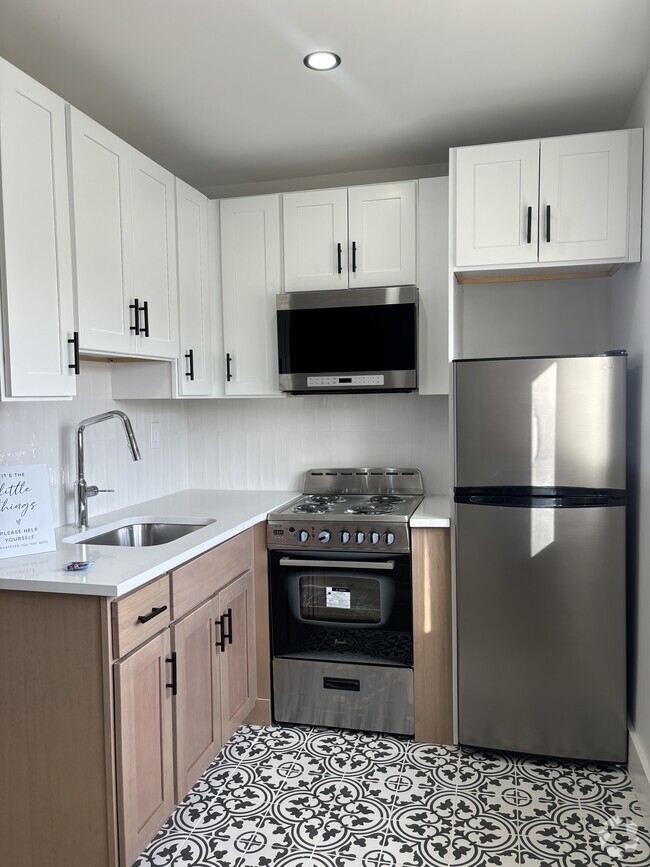 Building Photo - 32 Providence St Unit 4E Rental
