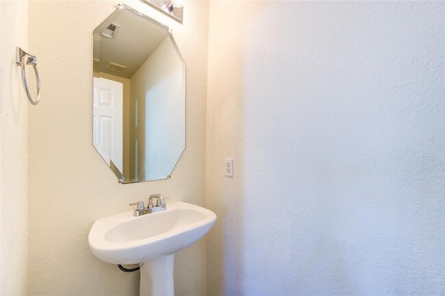 Building Photo - 15326 Mission Oak Dr