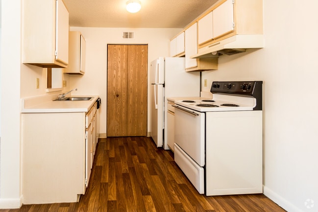 2BR, 1BA - The Cambridge 851 SF