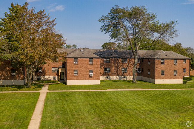 Bay Shore Manor - Bay Shore Manor Apartments