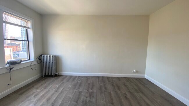 Photo - 839 W Sheridan Rd