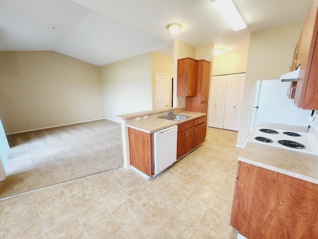 Photo - Lakeside Apartments