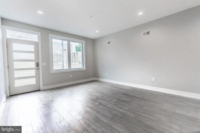 Photo - 2055 Tasker St