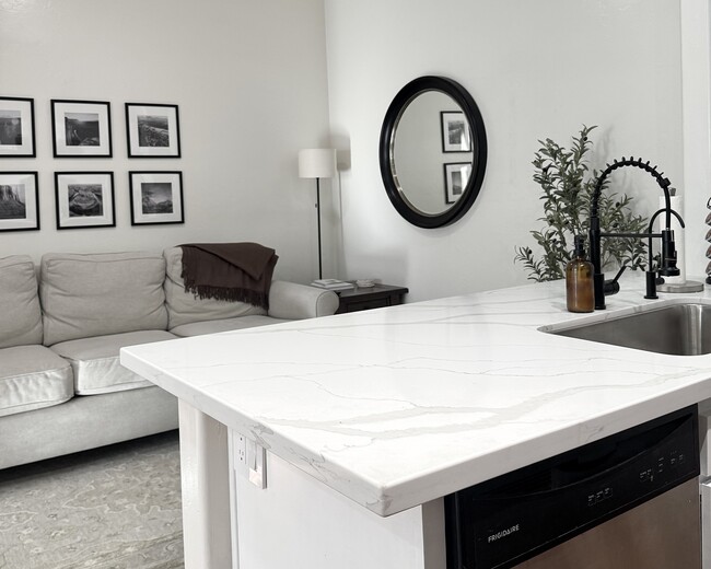 Photo - 2024 E River Rd Unidad 201