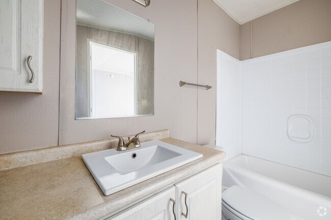 3BR, 2BA - 924SF - Primary Bathroom