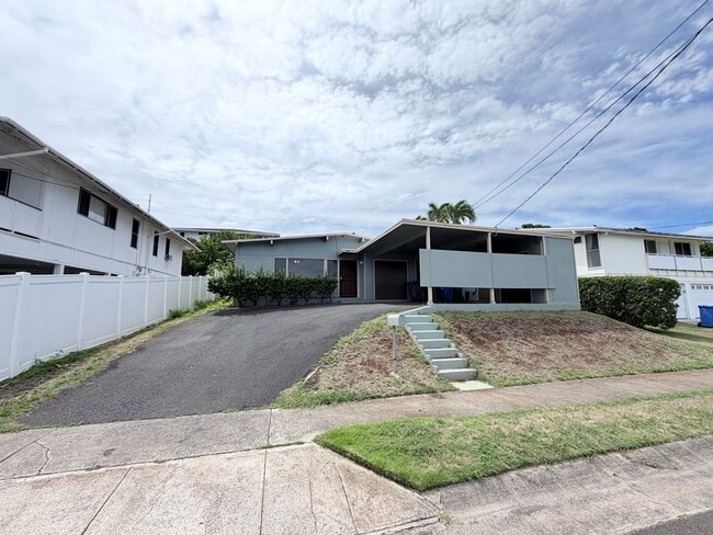 1427 Puanakau St