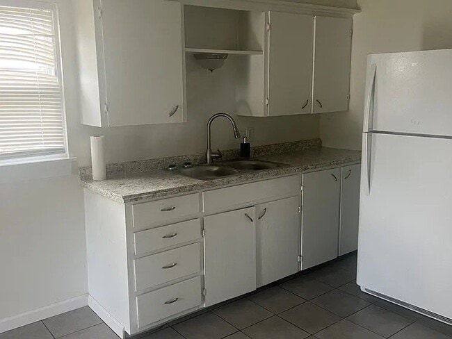 Photo - 214 W Rosa St