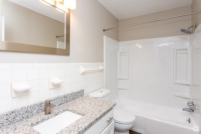 1BR, 1BA - 825 SF - Bathroom