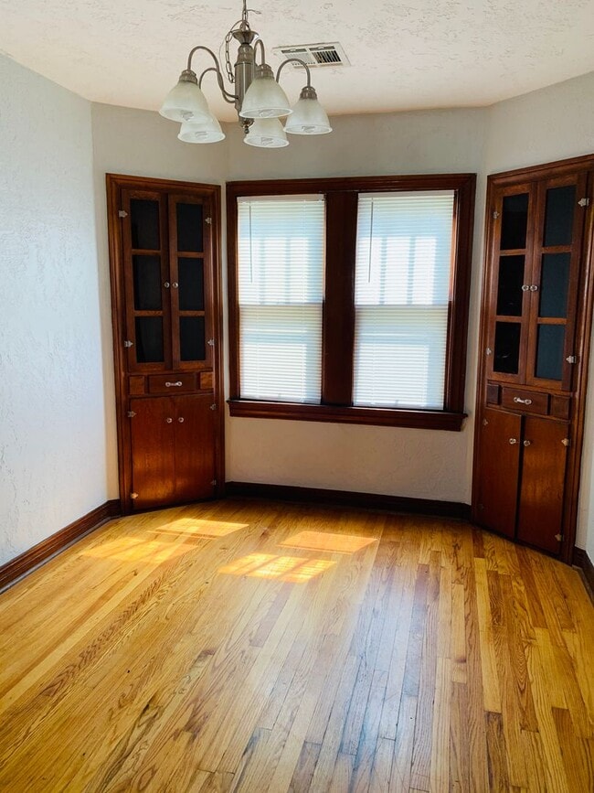 Photo - 1136 NW Oak Ave