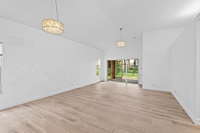 Photo - 5122 Elpine Way