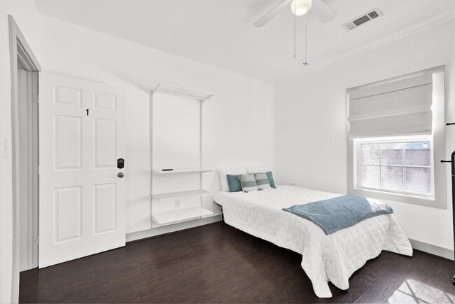 Photo - 240 N York St Unidad 2nd floor