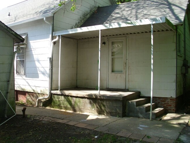 Building Photo - 2 bedroom house with garage