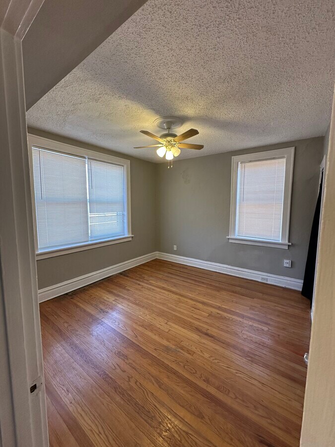 Photo - 4918 Winona Ave Unit 2 east