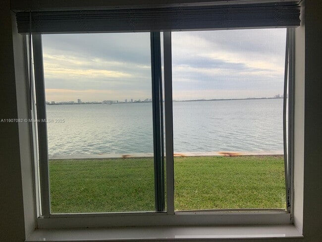 Photo - 1750 S Treasure Dr Unidad 4