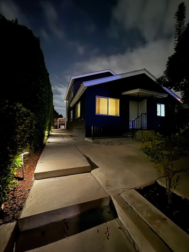 Front Night - 3019 Chaucer St Unit 3019