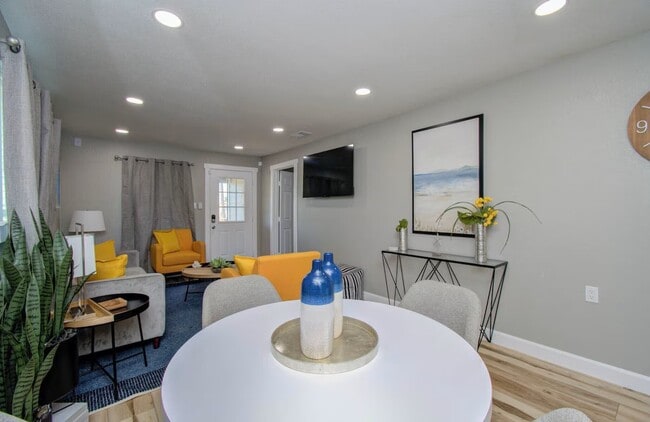 Photo - 4802 Crane St