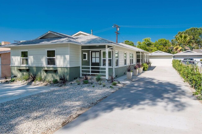 Building Photo - South of the Blvd DESIGNER UNIT!