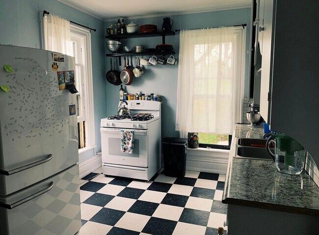 Photo - 709 W Kalamazoo Ave
