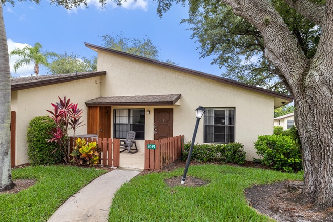 Building Photo - 8019 SE Villa Cir