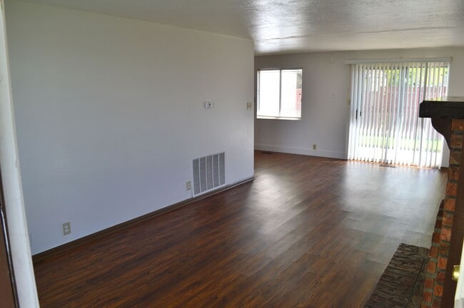 Photo - Walton Ln Duplex Unidad 137 Walton Ln