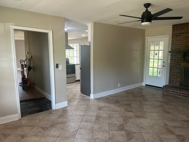 Photo - 403 E Northfield Blvd