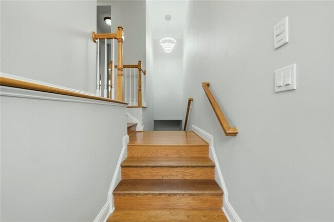 Photo - 319 Creekbank Way SE