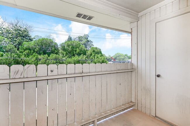 Building Photo - 9410 Edgebrook Dr Rental