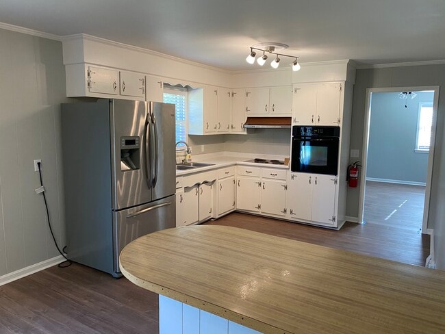 Photo - 504 Luther Rd