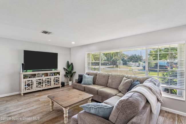 Photo - 591 Ponderosa St