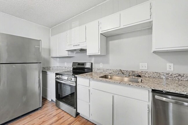 Building Photo - 1045 S Happy Hollow Rd Unit #1