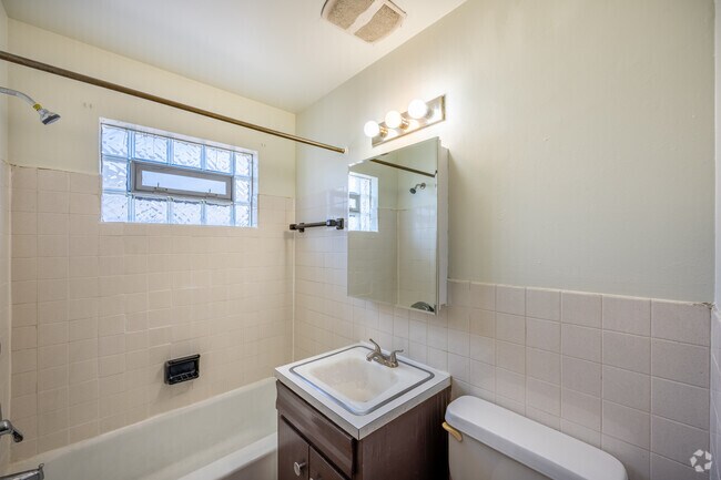 1BR, 1BA - 600SF - Bathroom - Minnehaha Apartments