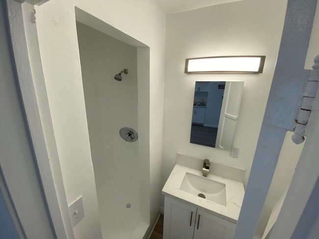 Photo - 944 Tiverton Avenue