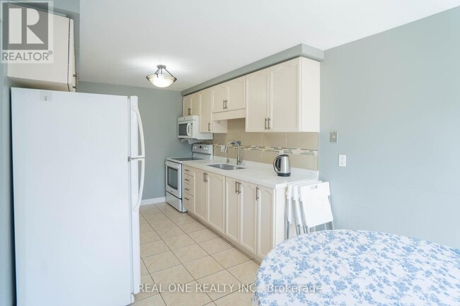 Photo - 407 Downsview Pl