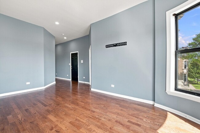 Photo - 4834 S Prairie Ave