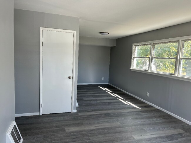 Photo - 323 Shepley Dr