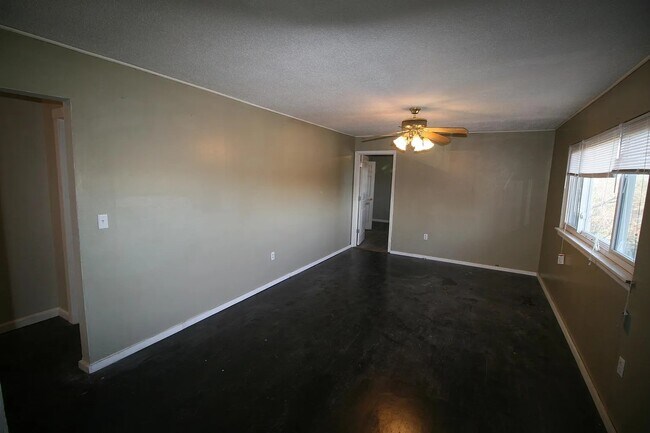 60 Hilltop Dr
