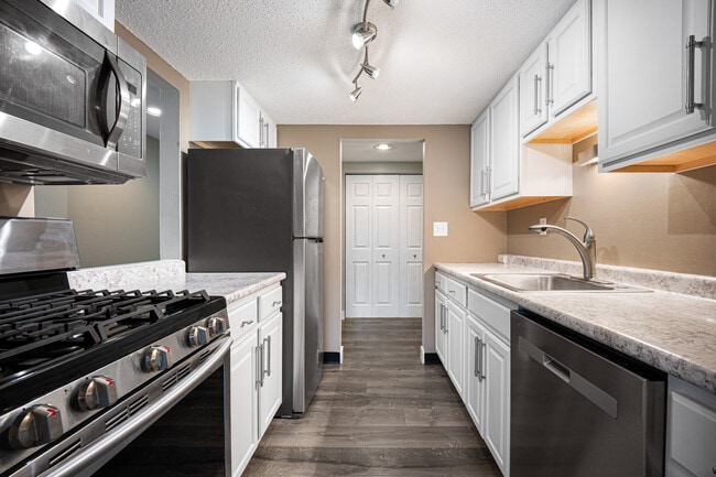 Photo - 102 Brookwood Dr Unit APT B